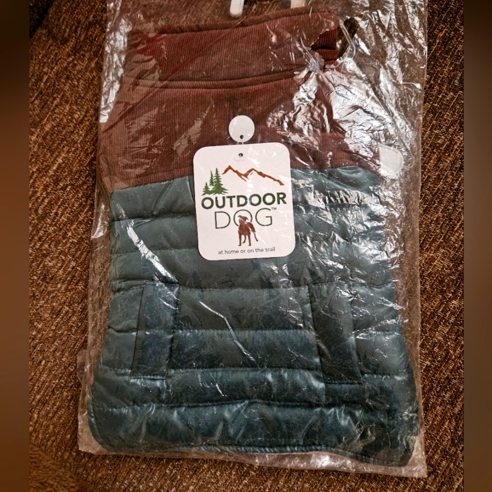 NWT Dog Puffy Vest. Size Small. Outdoor Dog.